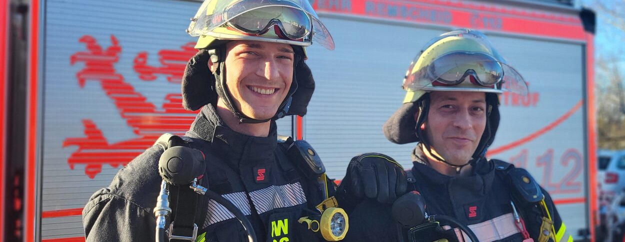 Zwei junge Feuerwehrmänner