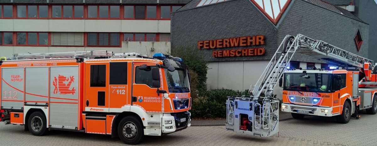 Hilfeleistungslöschfahrzeug und Drehleiter der Feuerwehr Remscheid