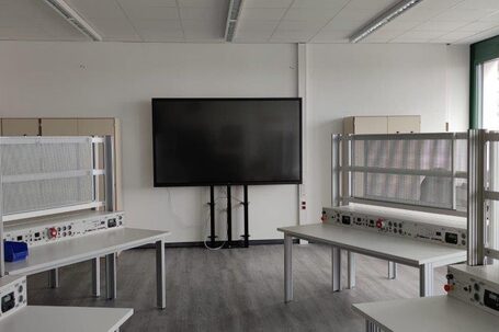 Touchdisplay im Verbund mit den Labortischen