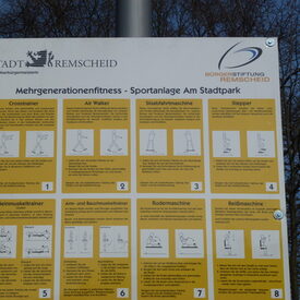 Infotafel mit Sponsoren im Mehrgenerationen-Fitnesspark 50+