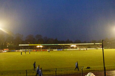 Röntgen Stadion mit Flutlicht am 07.03.2012