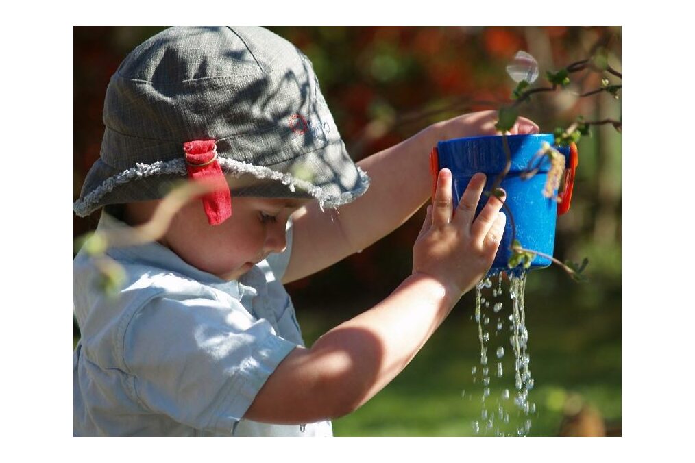Kind experimentiert mit Wasser