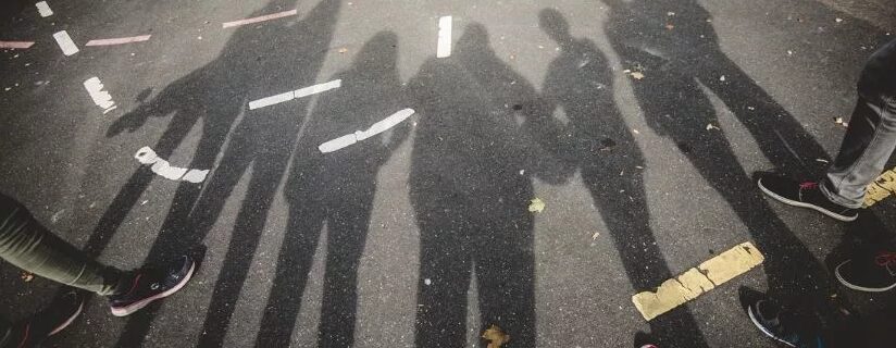 Shillouetten junger Menschen