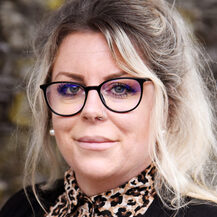 Jennifer Schneider, Ver-waltung/Anmeldung