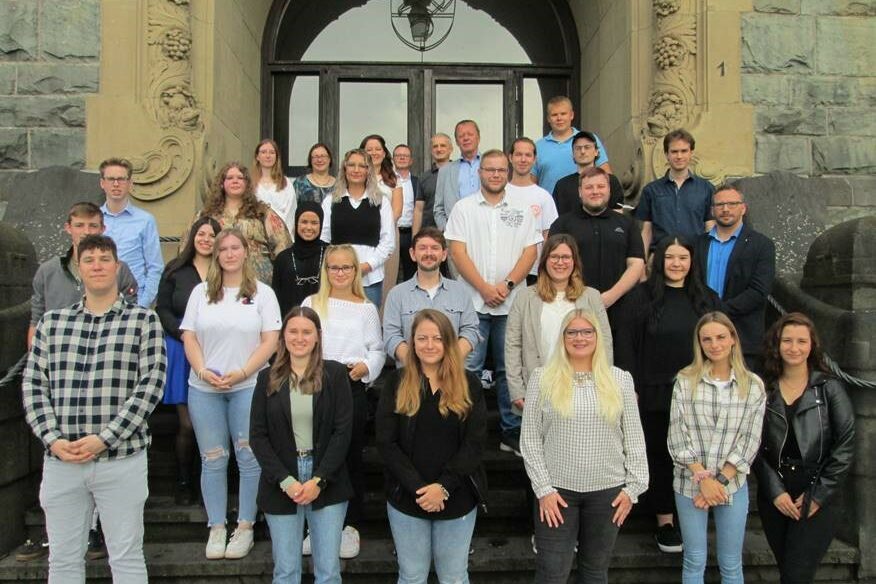 Die neuen Nachwuchskräfte 2022 mit Verantwortlichen der Stadt Remscheid. │Bildnachweis: Stadt Remscheid