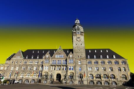 Rathaus mit ukrainischen Nationalfarben